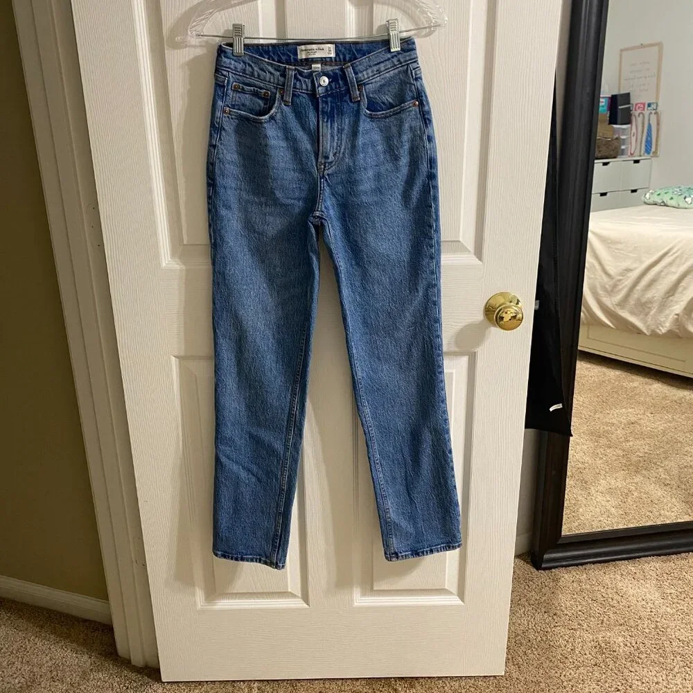 Abercrombie & Fitch Curve Love Mid-rise Straight-Leg Jeans - Size 24 - Picture 2 of 8